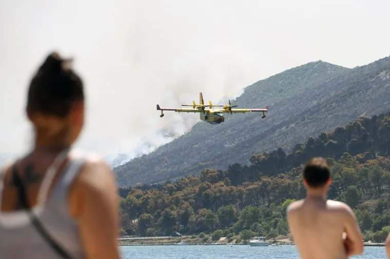 Piloti kanadera oduševili kupačice na plaži svojim spretnim manevrima dok su gasili požar u Grebaštici