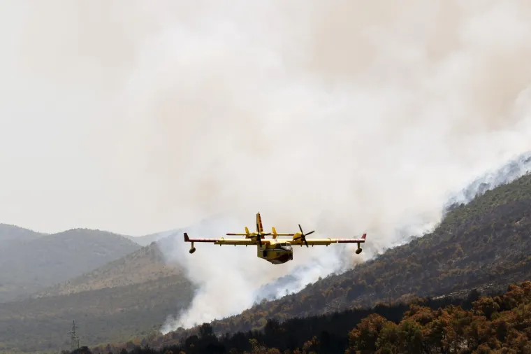 Piloti kanadera oduševili kupačice na plaži svojim spretnim manevrima dok su gasili požar u Grebaštici