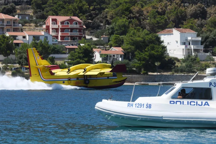 Piloti kanadera oduševili kupačice na plaži svojim spretnim manevrima dok su gasili požar u Grebaštici