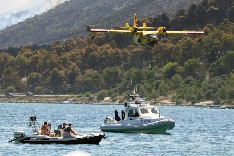 Piloti kanadera oduševili kupačice na plaži svojim spretnim manevrima dok su gasili požar u Grebaštici