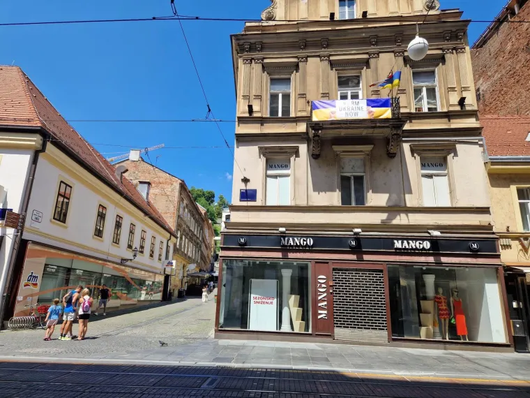 Jeste li skužili zastavu i poruku na balkonu u samom srcu Zagreba?