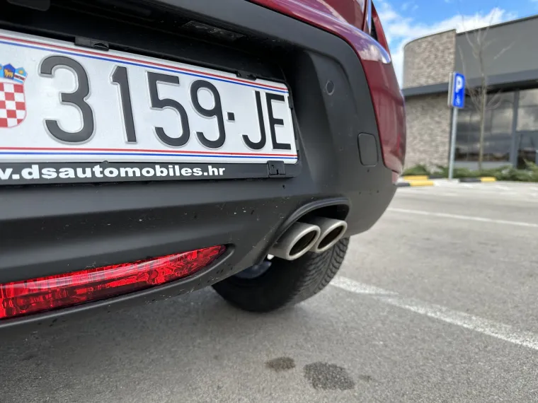 Straga je i mali auspuh s dvije ispušne cijevi - veliki plus