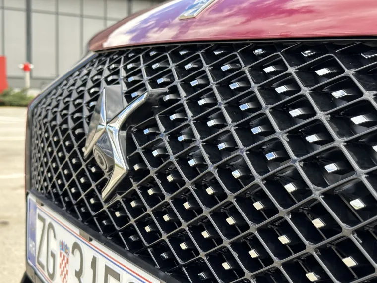 Prednja maska ukrašena je detaljima u obliku dijamanata