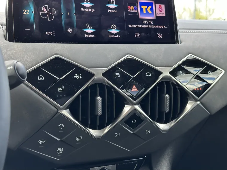 Tipke na sreišnjem kokpitu su na dodir i u obliku dijamanata