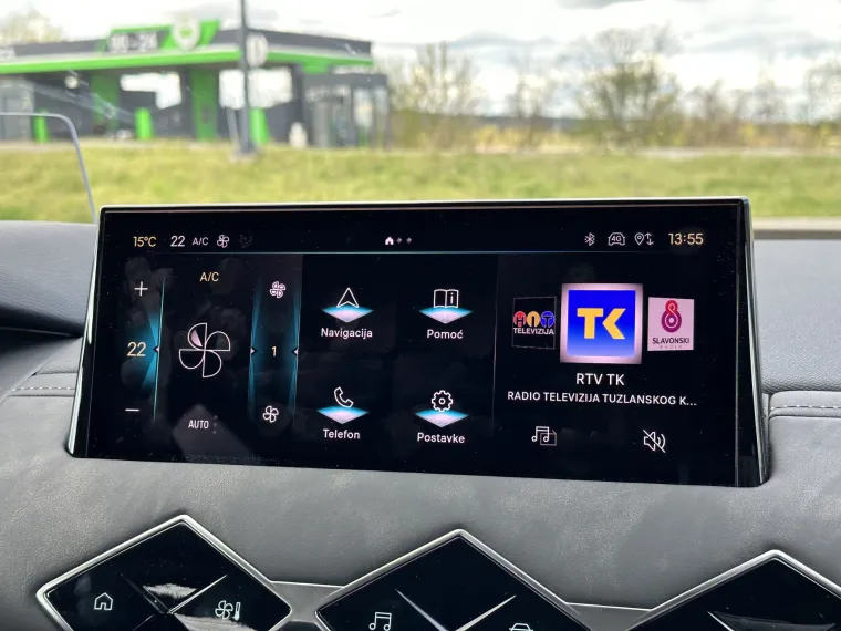 Glavni ekran je veličine 10,3 inča, a može se i personalizirati