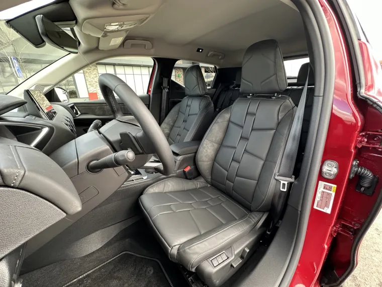 Sjedala su udobna zbog dodatne pjene ispod tkanine, a nappa koža ih čini i jako mekanim na dodir