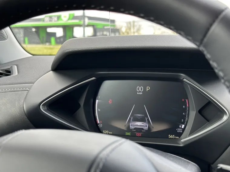 Maleni vozačev ekran od 7 inča neobičnih je grafika, ali vrlo jednostavan