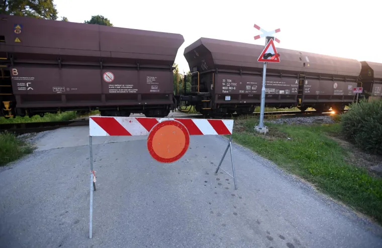 Teretni vlak iskočio s tračnica u općini Velika Ludina 