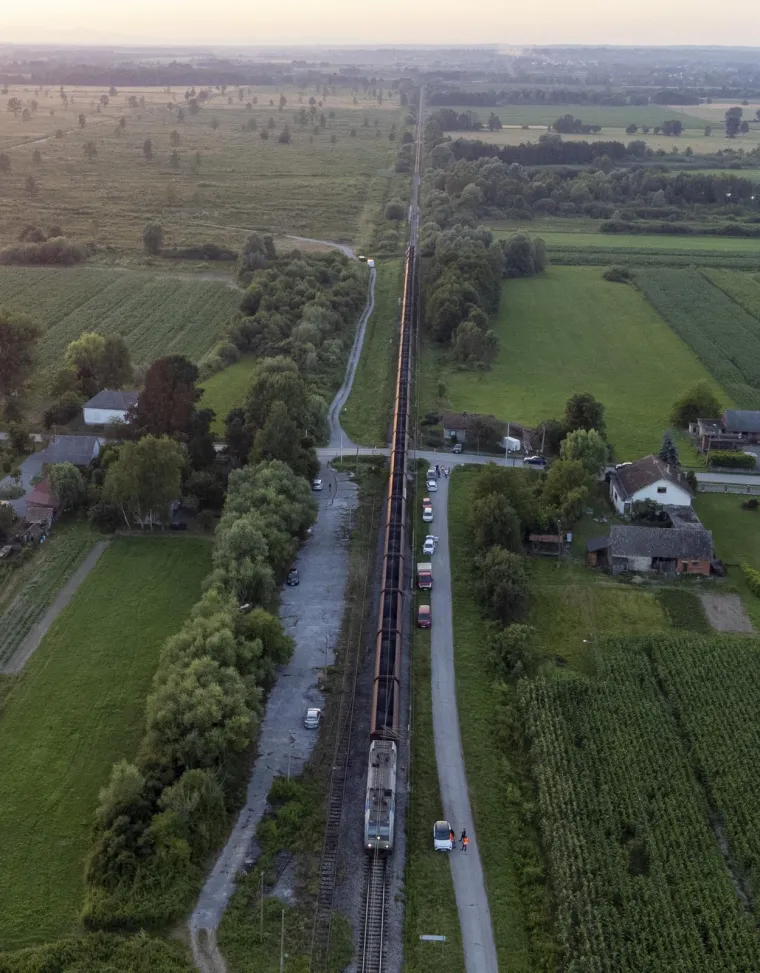 Ovo je teretni vlak koji je iskočio s tračnica na pruzi Zagreb-Vinkovci
