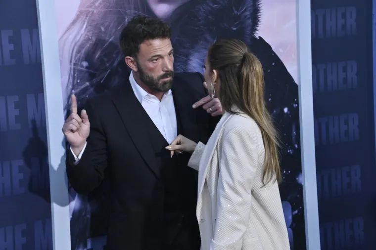 J.Lo i Ben Affleck slave prvu godišnjicu braka: Sudeći po izrazima njegova lica, on je najtužniji suprug na svijetu