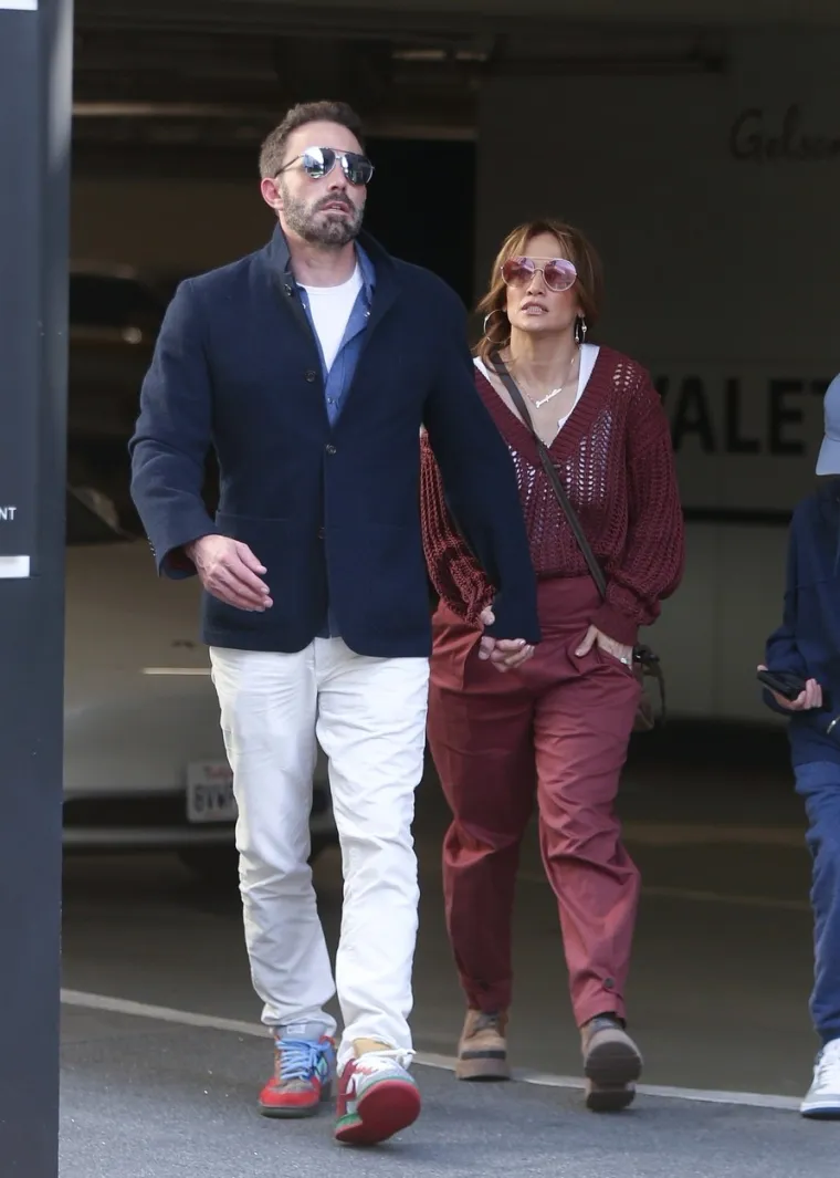 Jennifer Lopez nedavno je za Vouge najavila da joj je sada službeno ime Jennifer Affleck, nakon ljetnog vjenčanja u Las Vegasu s glumcem Benom Affleckom. Naime, ova pjevačica nije izdala studijski album od 2014., a nastupila je i na poluvremenu Super Bowla sa Shakirom, njihov nastup objavljen je u Netflixovom dokumentarcu iz 2022., a očekuje se da će J.Lo ove godine producirati dva filma pod nazivom "The Mother" i "Shotgun Wedding".