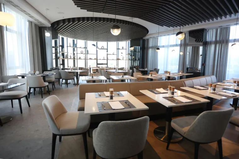 Ovo je novootvoreni hotel u najvišem neboderu u Hrvatskoj! Zavirite unutra