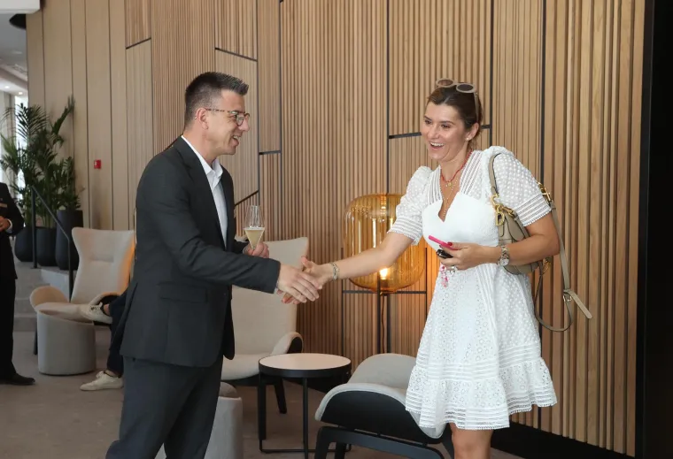 Otvoren najviši neboder u Hrvatskoj, stigli prvi gosti, a objavljene su i atraktivne noćne fotke