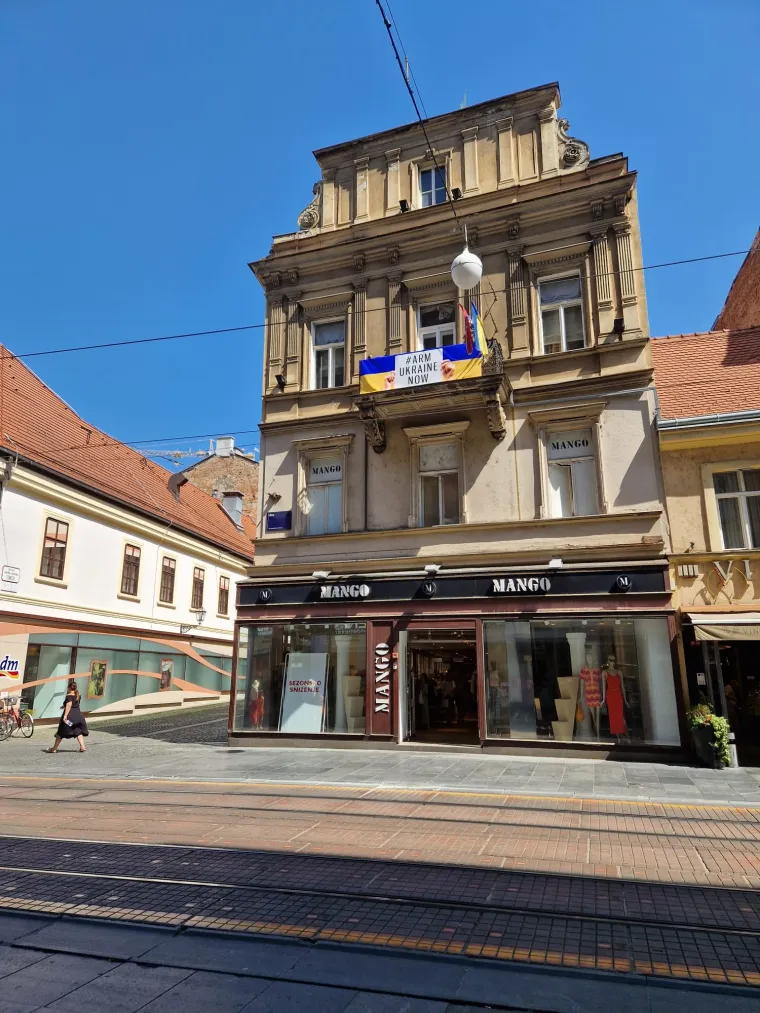 Evo zašto na zgradi u središtu Zagreba vijori ukrajinska zastava i stoji transparent 'Naoružajmo Ukrajinu'