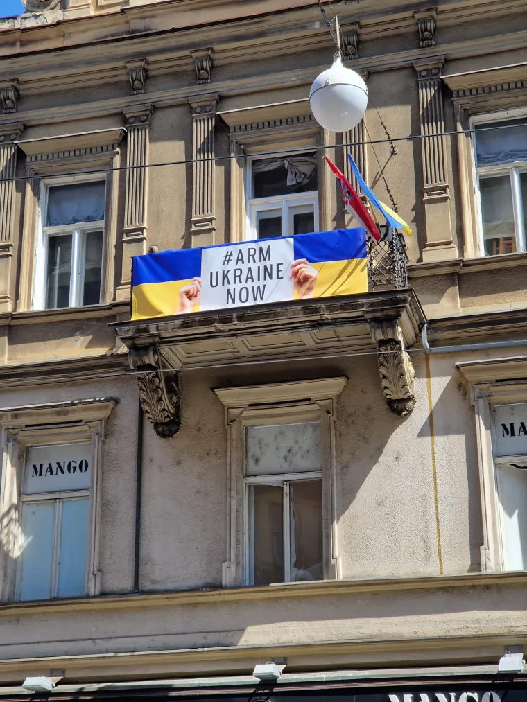 Evo zašto na zgradi u središtu Zagreba vijori ukrajinska zastava i stoji transparent 'Naoružajmo Ukrajinu'