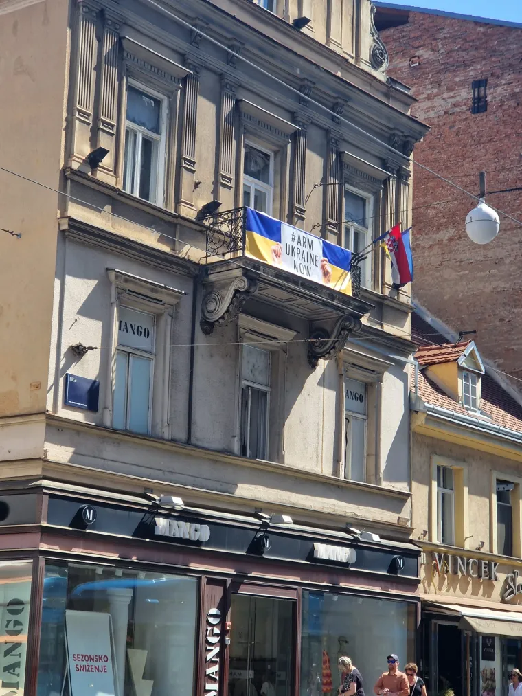 Evo zašto na zgradi u središtu Zagreba vijori ukrajinska zastava i stoji transparent 'Naoružajmo Ukrajinu'