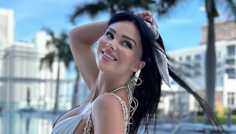 Stanija se pobrinula da svi dobro vide njenu guzu: Pozirala je toples, a na sebi je imala samo crne tangice...