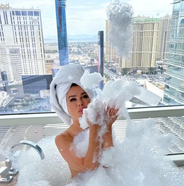 Stanija se pobrinula da svi dobro vide njenu guzu: Pozirala je toples, a na sebi je imala samo crne tangice...