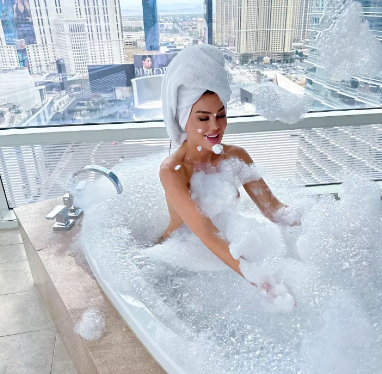 Stanija se pobrinula da svi dobro vide njenu guzu: Pozirala je toples, a na sebi je imala samo crne tangice...