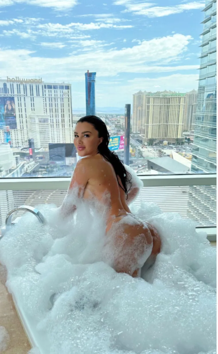 Stanija se pobrinula da svi dobro vide njenu guzu: Pozirala je toples, a na sebi je imala samo crne tangice...