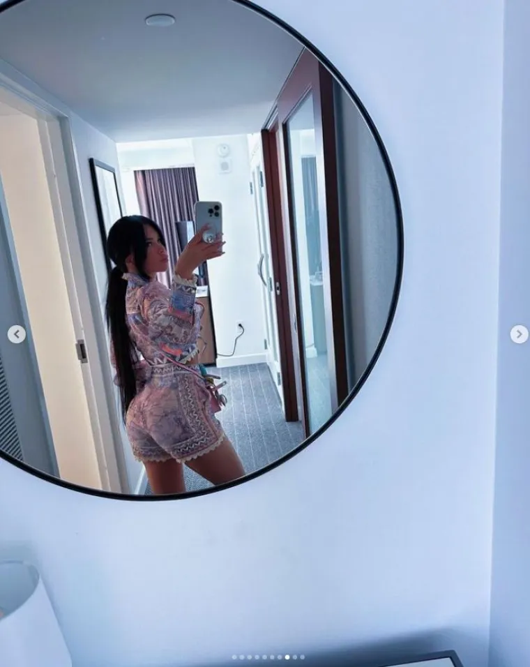 Stanija se pobrinula da svi dobro vide njenu guzu: Pozirala je toples, a na sebi je imala samo crne tangice...