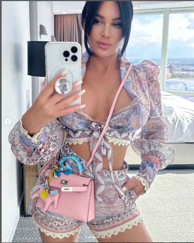 Stanija se pobrinula da svi dobro vide njenu guzu: Pozirala je toples, a na sebi je imala samo crne tangice...