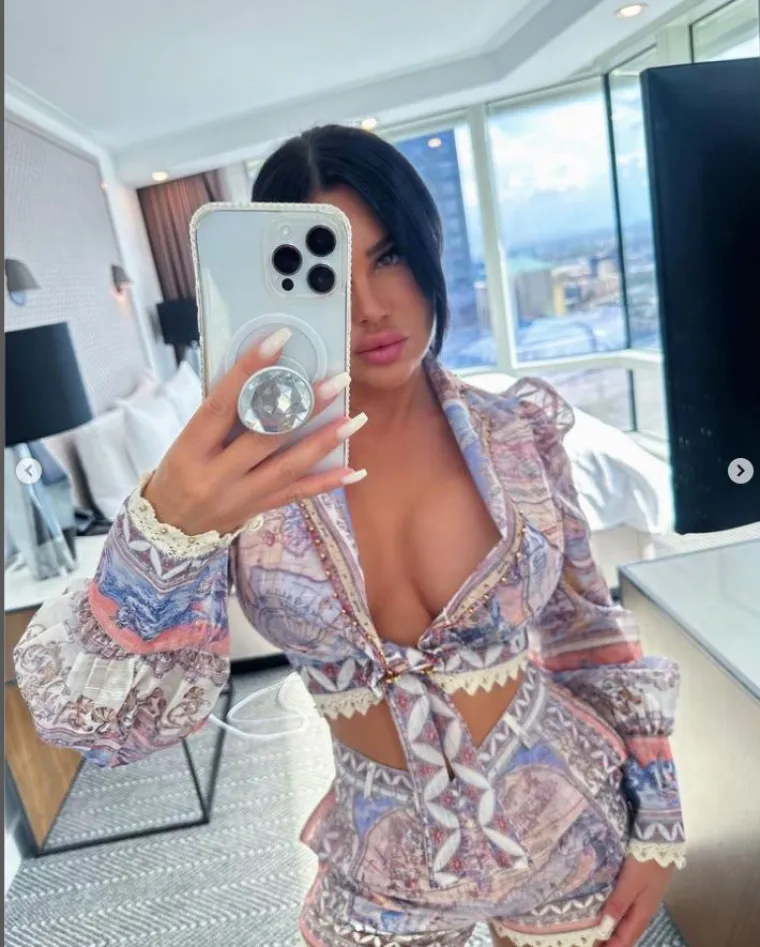 Stanija se pobrinula da svi dobro vide njenu guzu: Pozirala je toples, a na sebi je imala samo crne tangice...