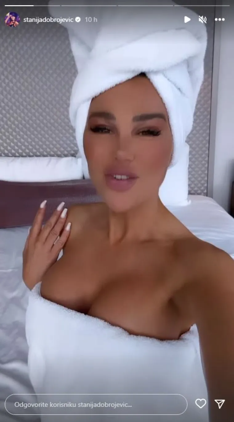 Stanija se pobrinula da svi dobro vide njenu guzu: Pozirala je toples, a na sebi je imala samo crne tangice...