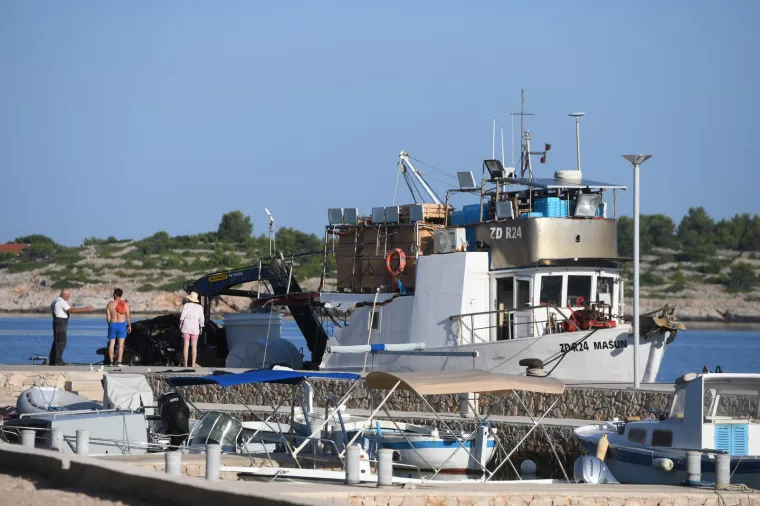 Jedna osoba privedena zbog pomorske nesreće u kojoj je poginuo kuhar. Ovo je plivarica u kojoj je stradao