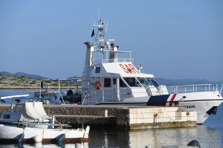 Jedna osoba privedena zbog pomorske nesreće u kojoj je poginuo kuhar. Ovo je plivarica u kojoj je stradao