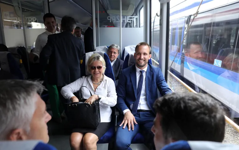 Ovo je prvi elektromotorni vlak HŽ-a. Može potegnuti i do 160 kilometara na sat. Ovako je bilo ministru Erliću