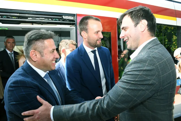 Ovo je prvi elektromotorni vlak HŽ-a. Može potegnuti i do 160 kilometara na sat. Ovako je bilo ministru Erliću