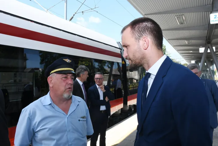Ovo je prvi elektromotorni vlak HŽ-a. Može potegnuti i do 160 kilometara na sat. Ovako je bilo ministru Erliću