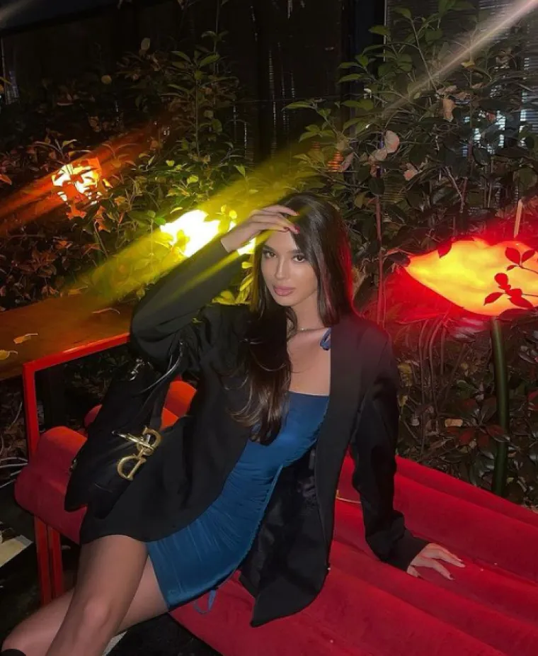 Razmažena kći najpopularnijeg kafanskog pjevača nedavno pobjegla iz kafića  ne plativši račun, a sada naslikava svoj luksuz bez imalo srama