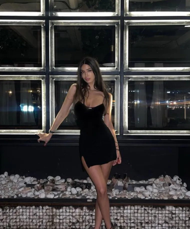 Razmažena kći najpopularnijeg kafanskog pjevača nedavno pobjegla iz kafića  ne plativši račun, a sada naslikava svoj luksuz bez imalo srama
