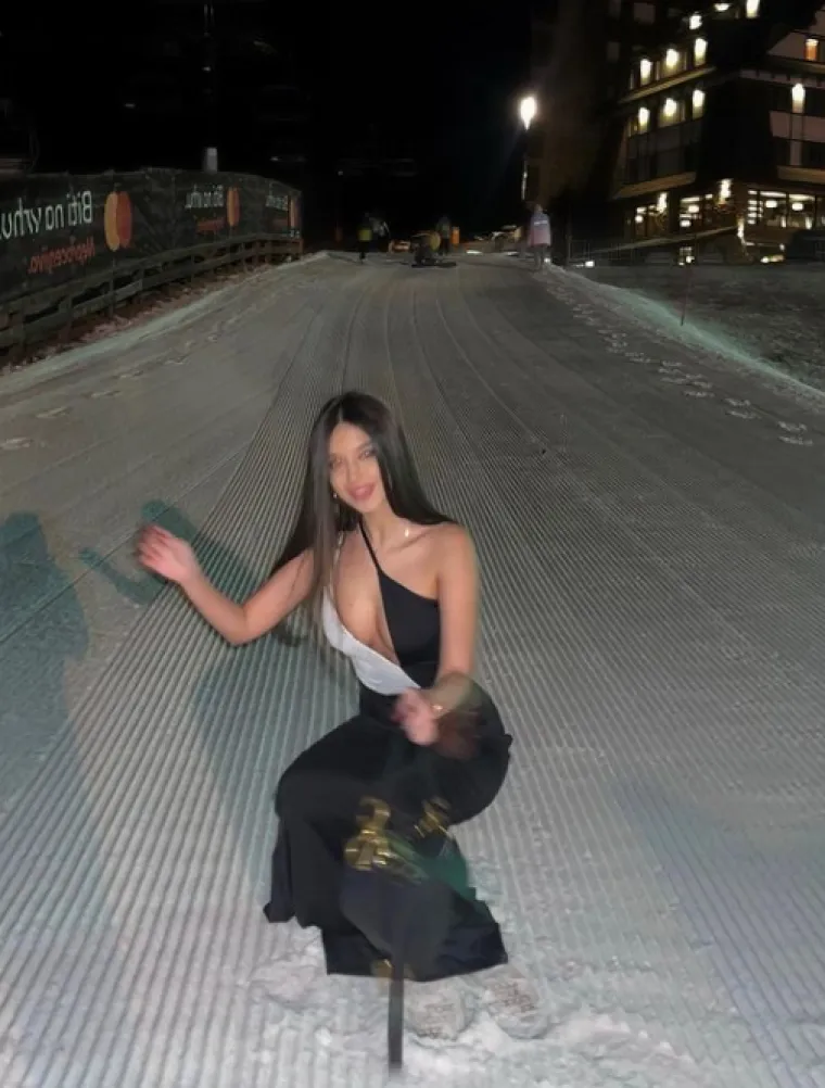 Razmažena kći najpopularnijeg kafanskog pjevača nedavno pobjegla iz kafića  ne plativ&scaron;i račun, a sada naslikava svoj luksuz bez imalo srama