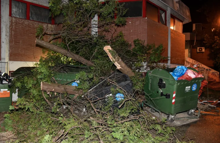 Jako nevrijeme poharalo sredi&scaron;nju Hrvatsku, vjetar čupao stabla, odnosio krovove...