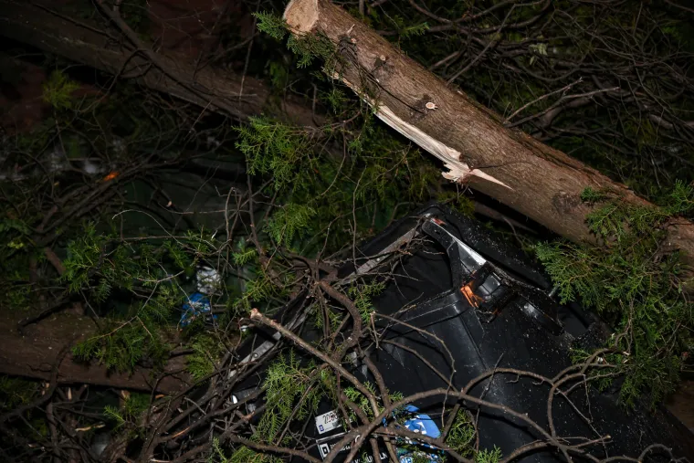 Jako nevrijeme poharalo sredi&scaron;nju Hrvatsku, vjetar čupao stabla, odnosio krovove...