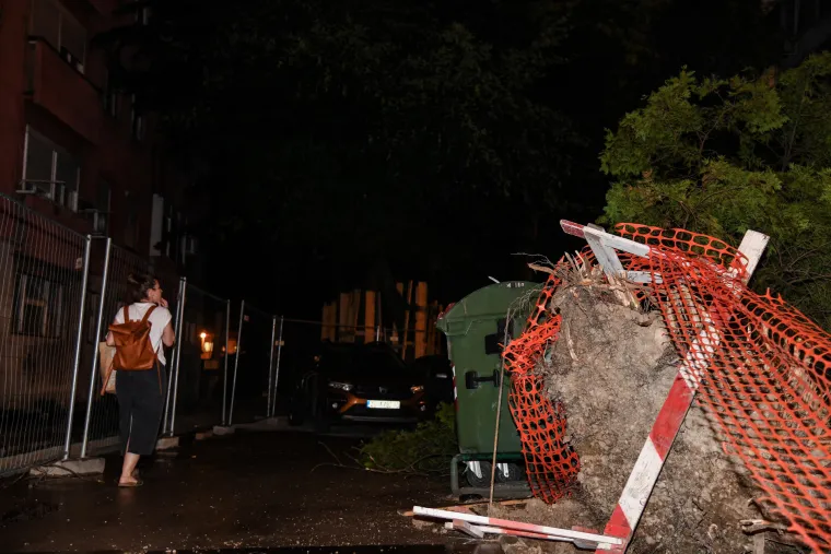 Jako nevrijeme poharalo sredi&scaron;nju Hrvatsku, vjetar čupao stabla, odnosio krovove...