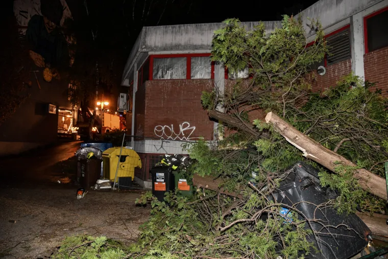 Jako nevrijeme poharalo sredi&scaron;nju Hrvatsku, vjetar čupao stabla, odnosio krovove...