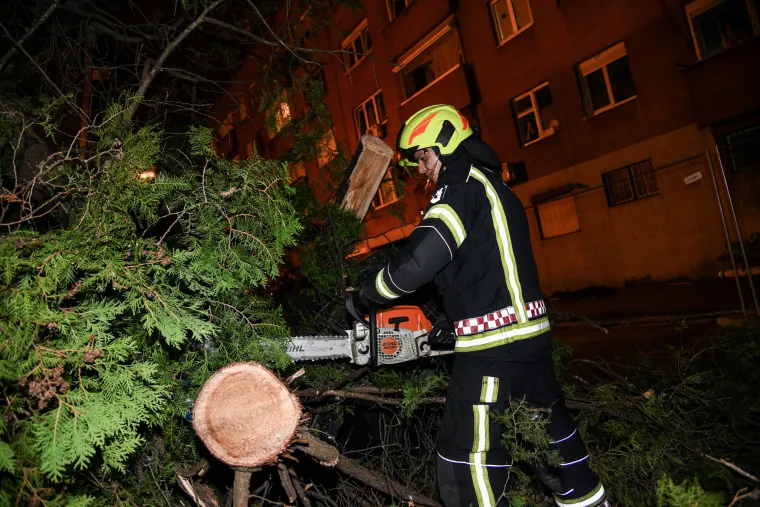 Jako nevrijeme poharalo sredi&scaron;nju Hrvatsku, vjetar čupao stabla, odnosio krovove...