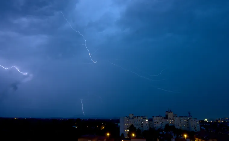 Jako nevrijeme poharalo sredi&scaron;nju Hrvatsku, vjetar čupao stabla, odnosio krovove...