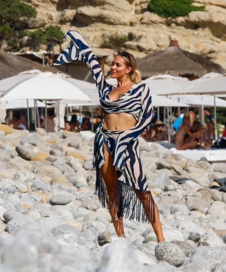 Vrući pijesak na Ibizi postao je pakleno ognji&scaron;te nakon &scaron;to je po njemu pro&scaron;etala Jessica Haller u svojim prugastim opravicama