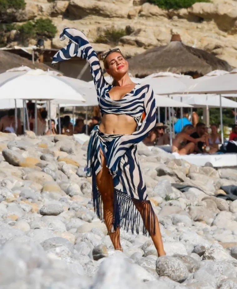 Vrući pijesak na Ibizi postao je pakleno ognji&scaron;te nakon &scaron;to je po njemu pro&scaron;etala Jessica Haller u svojim prugastim opravicama