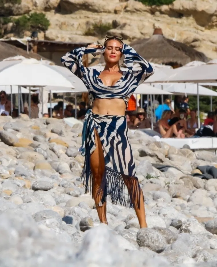 Vrući pijesak na Ibizi postao je pakleno ognji&scaron;te nakon &scaron;to je po njemu pro&scaron;etala Jessica Haller u svojim prugastim opravicama