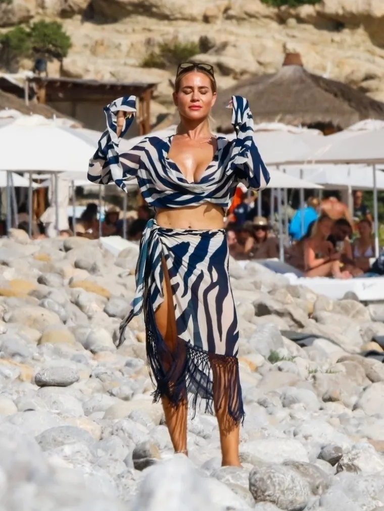 Vrući pijesak na Ibizi postao je pakleno ognji&scaron;te nakon &scaron;to je po njemu pro&scaron;etala Jessica Haller u svojim prugastim opravicama