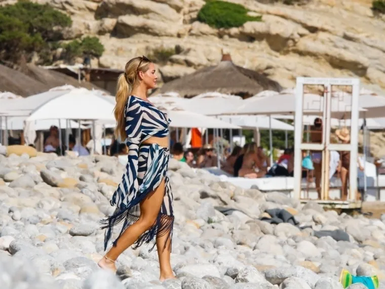 Vrući pijesak na Ibizi postao je pakleno ognji&scaron;te nakon &scaron;to je po njemu pro&scaron;etala Jessica Haller u svojim prugastim opravicama