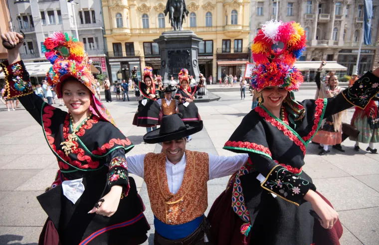 Kakve boje, koji pokreti, zagrebački trgovi danas pršte od dobre energije! Folkloraši su digli grad na noge!