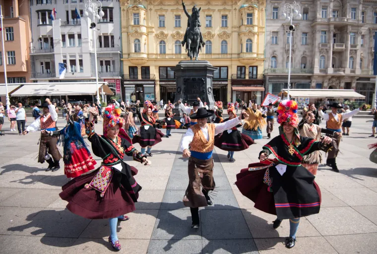 Kakve boje, koji pokreti, zagrebački trgovi danas pršte od dobre energije! Folkloraši su digli grad na noge!