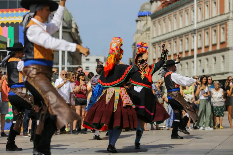 Kakve boje, koji pokreti, zagrebački trgovi danas pršte od dobre energije! Folkloraši su digli grad na noge!